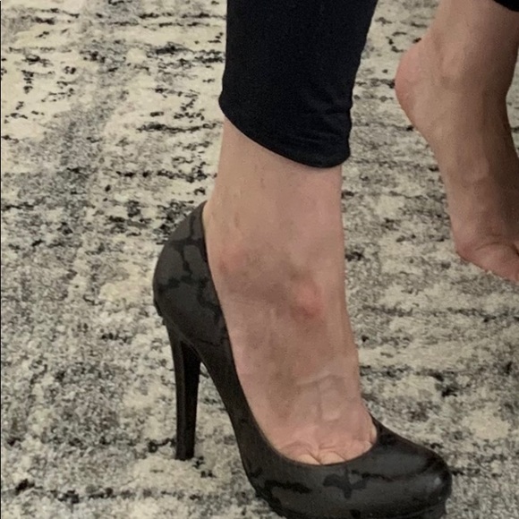 Tory Burch Jude Snakeskin Pump - Picture 4 of 10